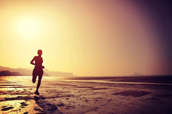 Donna sana che corre in spiaggia — Foto Stock