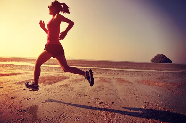 Mujer sana corriendo en la playa —  Fotos de Stock