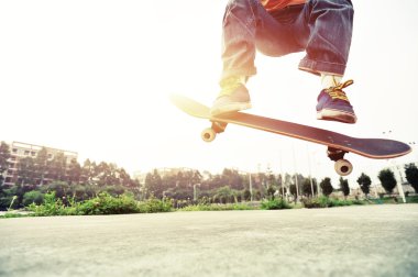 Genç kaykaycı kaykay