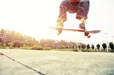 Genç kaykaycı kaykay