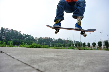 Genç kaykaycı kaykay