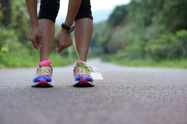 Mujer joven atando cordones —  Fotos de Stock