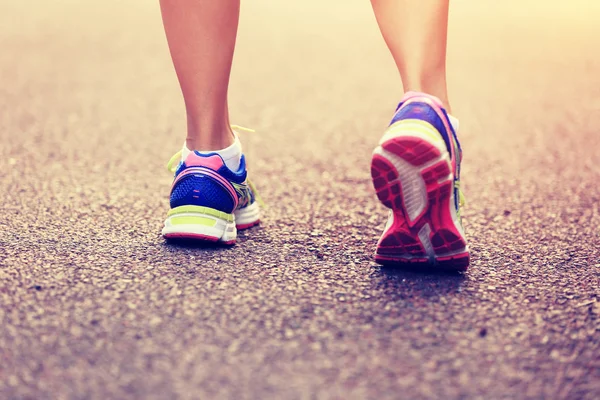 Fitness woman legs on trail — Stock Photo, Image