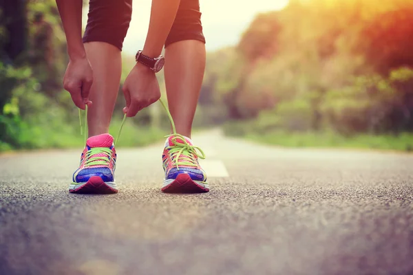 Woman tying shoelace — Stock Photo, Image