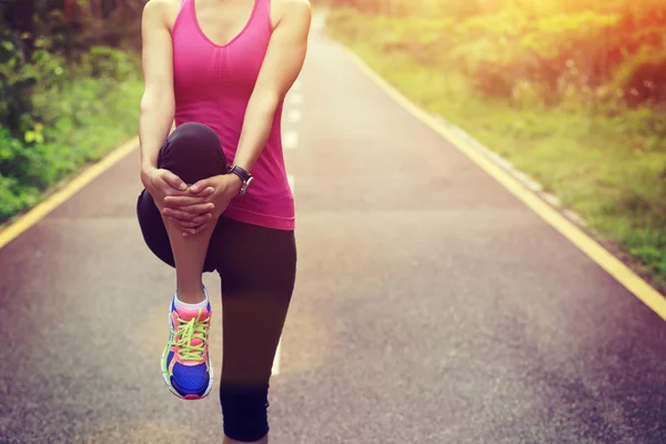 Woman runner warm up — Stock Photo, Image