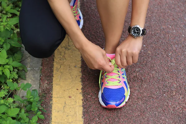 Mujer joven atando cordones —  Fotos de Stock