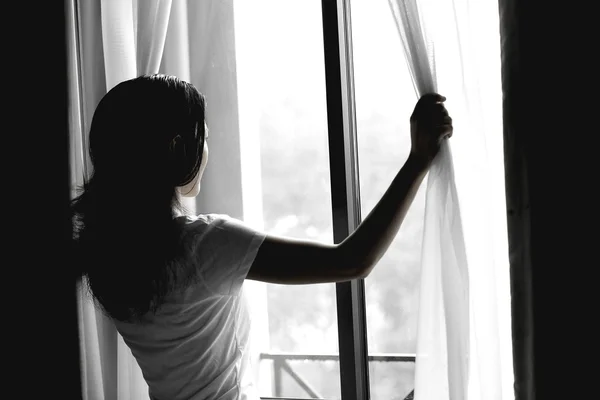 Mujer abriendo cortinas — Foto de Stock