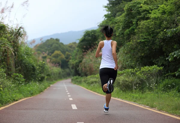 Femme fitness courir à la forêt — Photo