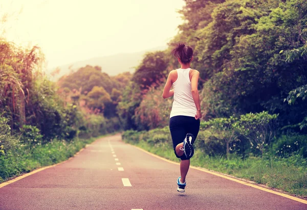 Mulher fitness correndo na floresta — Fotografia de Stock