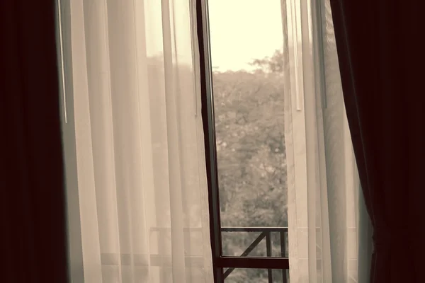 開かれた寝室のカーテン — ストック写真