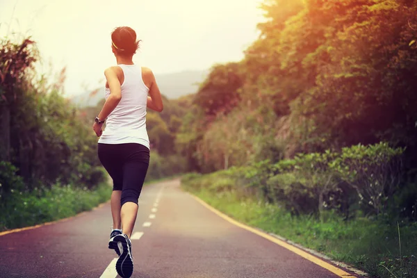 Fitness woman running at trail — Stock Photo, Image