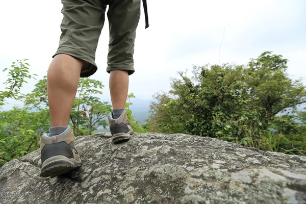 Kadın uzun yürüyüşe çıkan kimse bacaklar Mountain — Stok fotoğraf