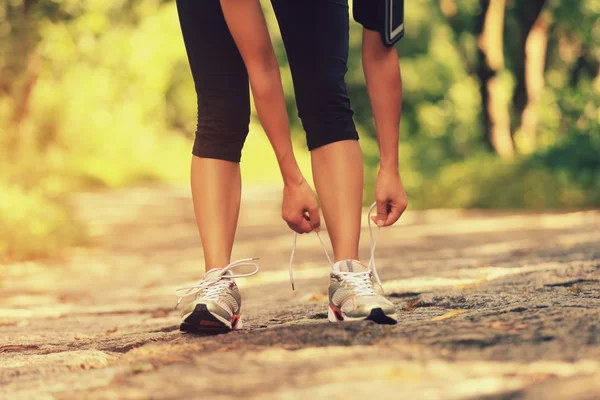 鞋带绑的女跑步运动员 — 图库照片