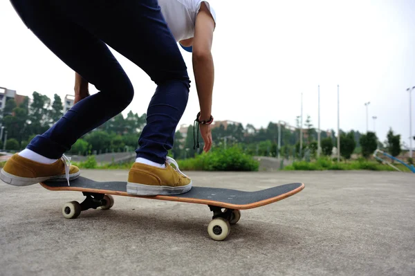 Νέοι skateboarder κάνει σκέιτ μπορντ — Φωτογραφία Αρχείου