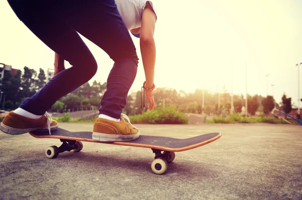 Joven skater skateboarding — Foto de Stock