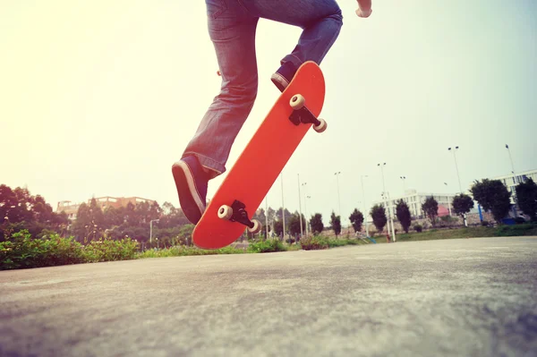 Junge Skateboarder skateboarden — Stockfoto