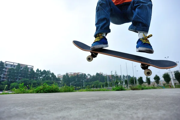 Junge Skateboarder skateboarden — Stockfoto