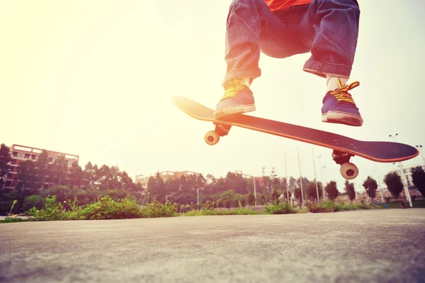 Young skateboarder skateboarding — Stock Photo, Image
