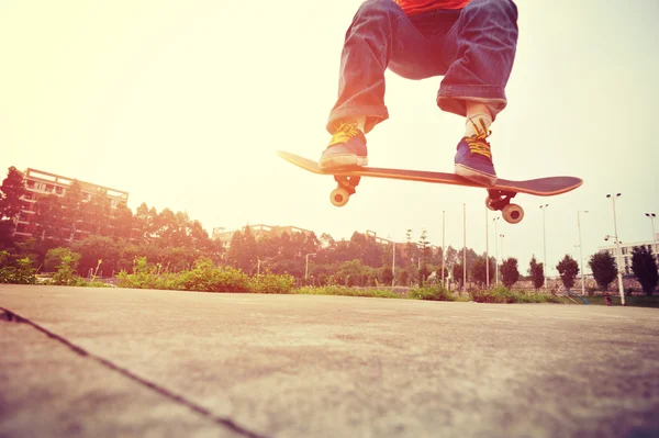 Young skateboarder skateboarding — Stock Photo, Image