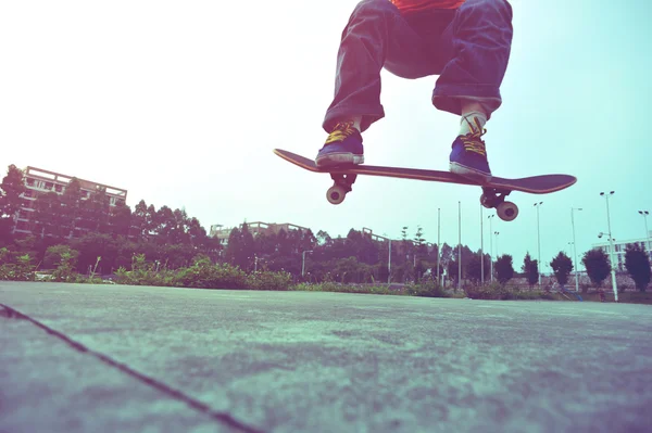 Jeune skateboarder skateboard — Photo