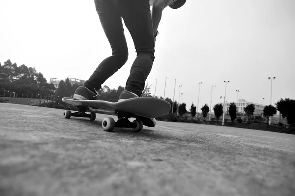 年轻的滑板滑板 — 图库照片