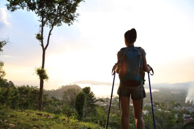 Dağ tepe, sırt çantası ile kadın uzun yürüyüşe çıkan kimse