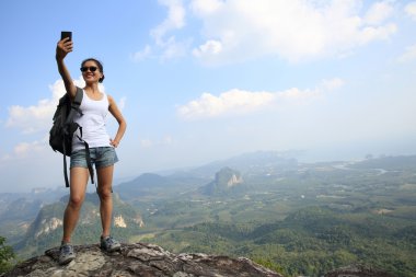 kadın hiker alarak fotoğraf