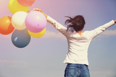 Koşma ve atlama balonlarla kadın
