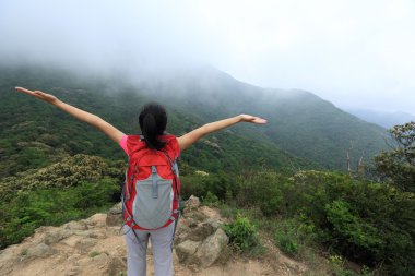 Dağ tepe güzel manzaraya tezahürat kadının