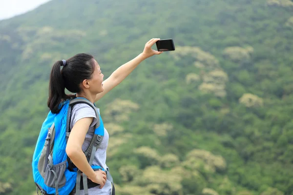 Mulher Caminhando Tirando Foto Com Smartphone Pico Montanha — Fotografia de Stock