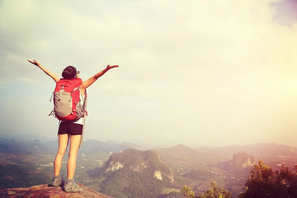 Woman hiker with open arms — Stock Photo, Image