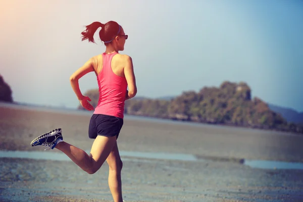 Healthy woman running at beach — Stock Photo, Image