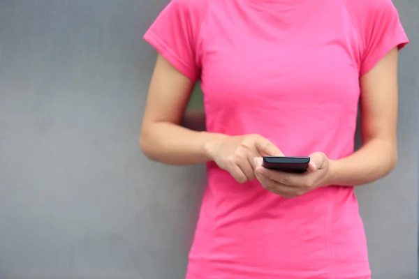Молода Жінка Рука Використовує Мобільний Телефон Місті — стокове фото