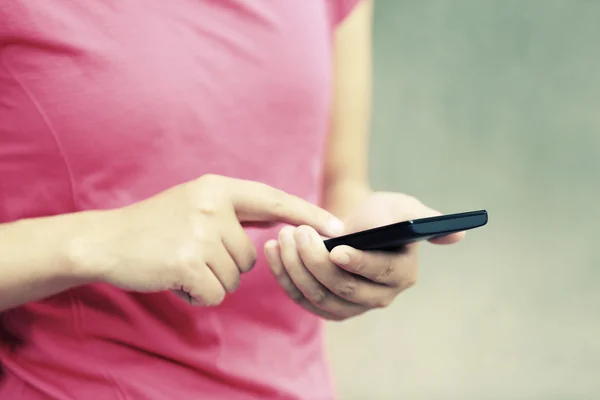 Les mains de la femme utilisent le téléphone portable — Photo