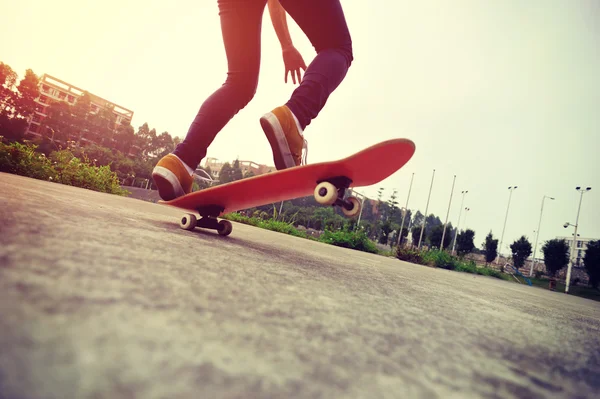 Skateboarder skateboarden buiten — Stockfoto