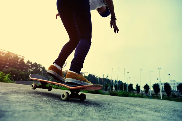 Skateboarder skateboarding outdoor — Stock Photo, Image