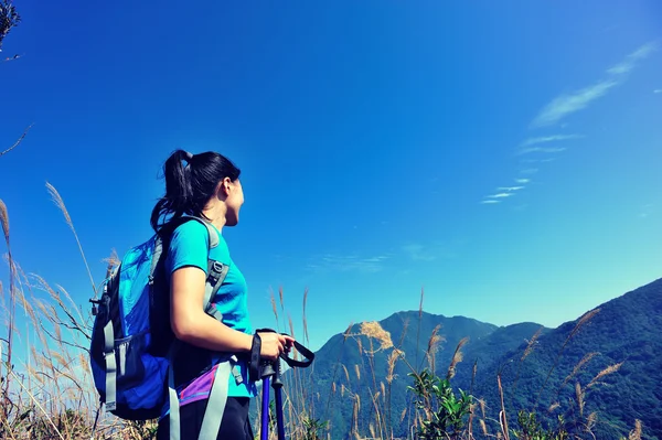 Mulher alpinista no pico da montanha — Fotografia de Stock