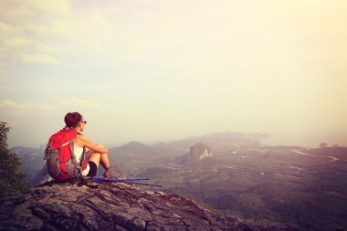 kadın hiker zevk dağ tepe manzaraya