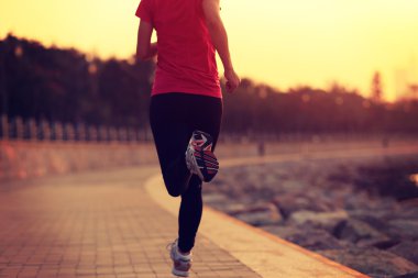 Deniz kenarında çalışan kadın