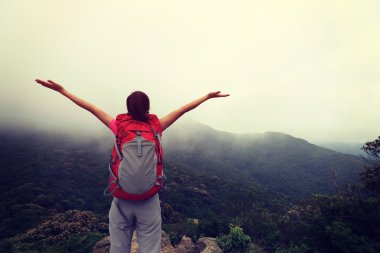 Dağ tepe tezahürat kadına