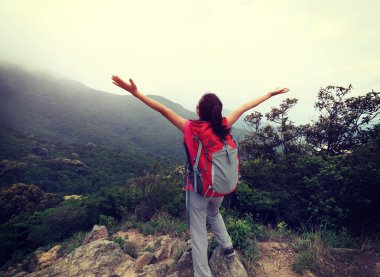 Dağ tepe tezahürat kadına