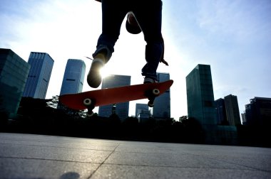 Kaykaycı yapıyor ollie hüner