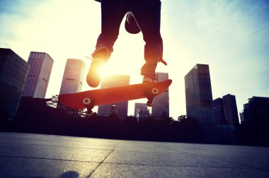 Kaykaycı yapıyor ollie hüner