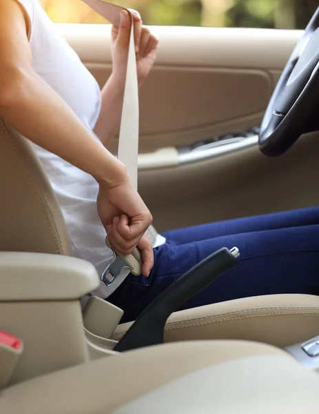 Woman buckle up the seat belt — Stock Photo, Image