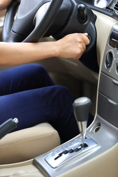 Mujer conductor coche de arranque — Foto de Stock