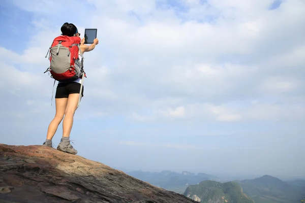 Mujer excursionista tomando fotos en la montaña —  Fotos de Stock