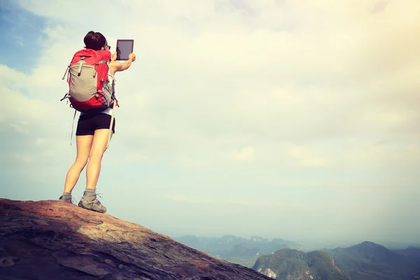 Woman hiker taking photo  at mountain — Stock Photo, Image