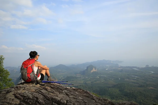 Kvinna hiker njuta av utsikten på bergstopp — Stockfoto