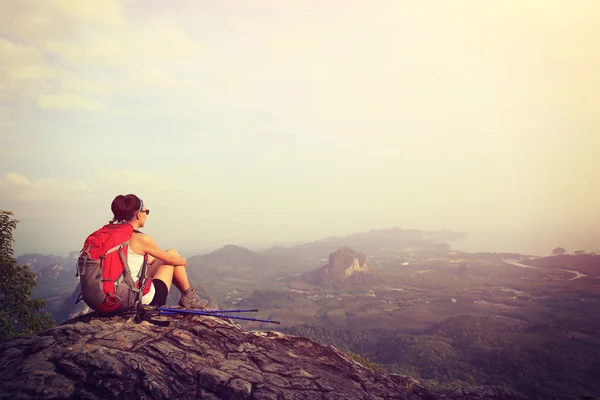 Mujer excursionista disfrutar de la vista en la cima de la montaña — Foto de Stock