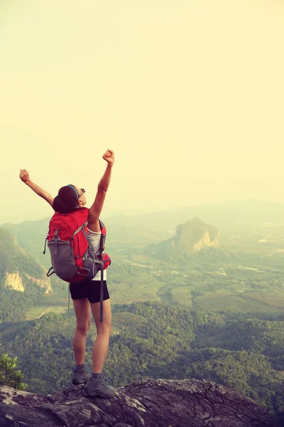 Woman hiker with open arms — Stock Photo, Image